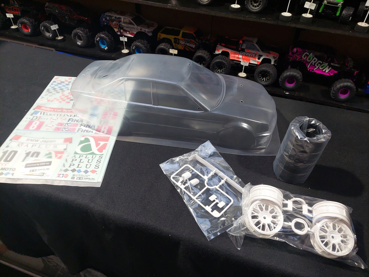Tamiya 1:10 BMW 318i STW (BODY AND RIMS)