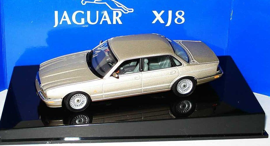 Autoart 1:43 Jaguar XJ8 Gold