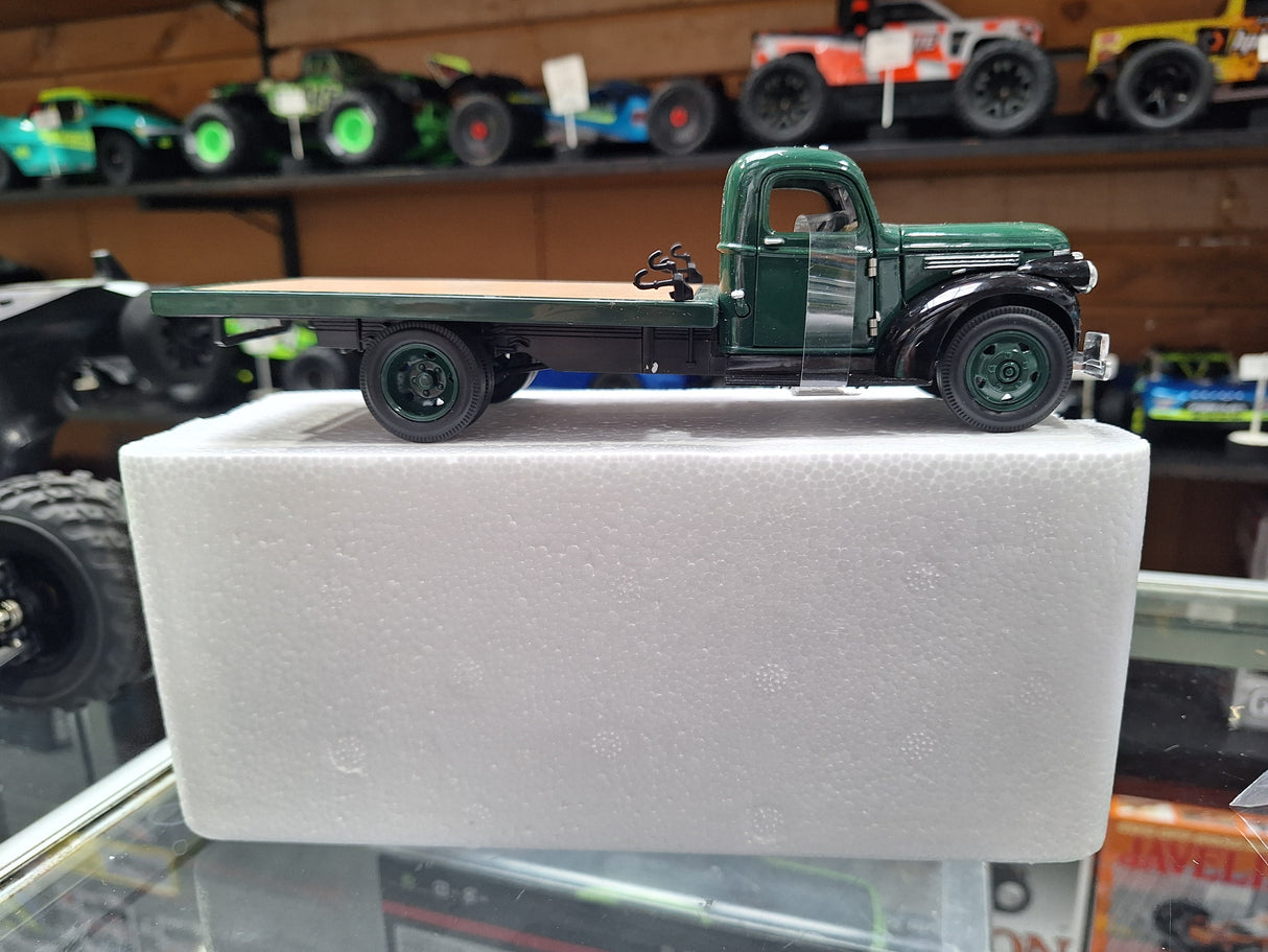 "Pre owned"  1:321941 Chevrolet Flat Bed Truck Green/Black