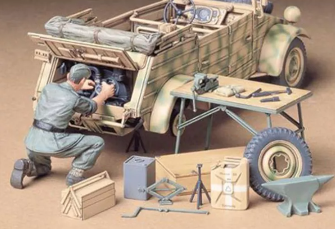 Tamiya 1:35 German Kubelwagen Engine Maintenance Set (LW)