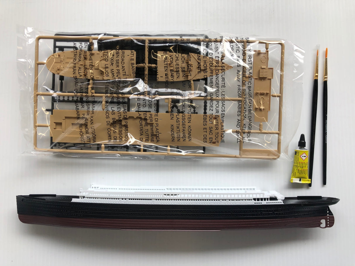 Airfix 1:700 RMS Titanic Medium Gift Set