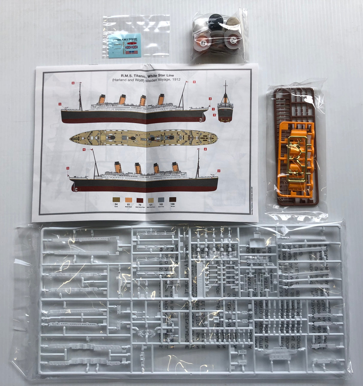 Airfix 1:700 RMS Titanic Medium Gift Set